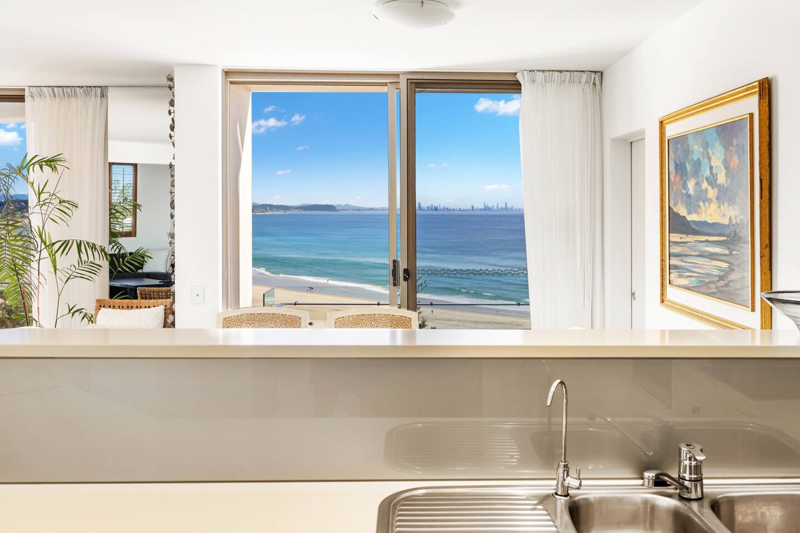 Stunning 2BR Penthouse with Kirra Beach Views, Coolangatta — photo 2