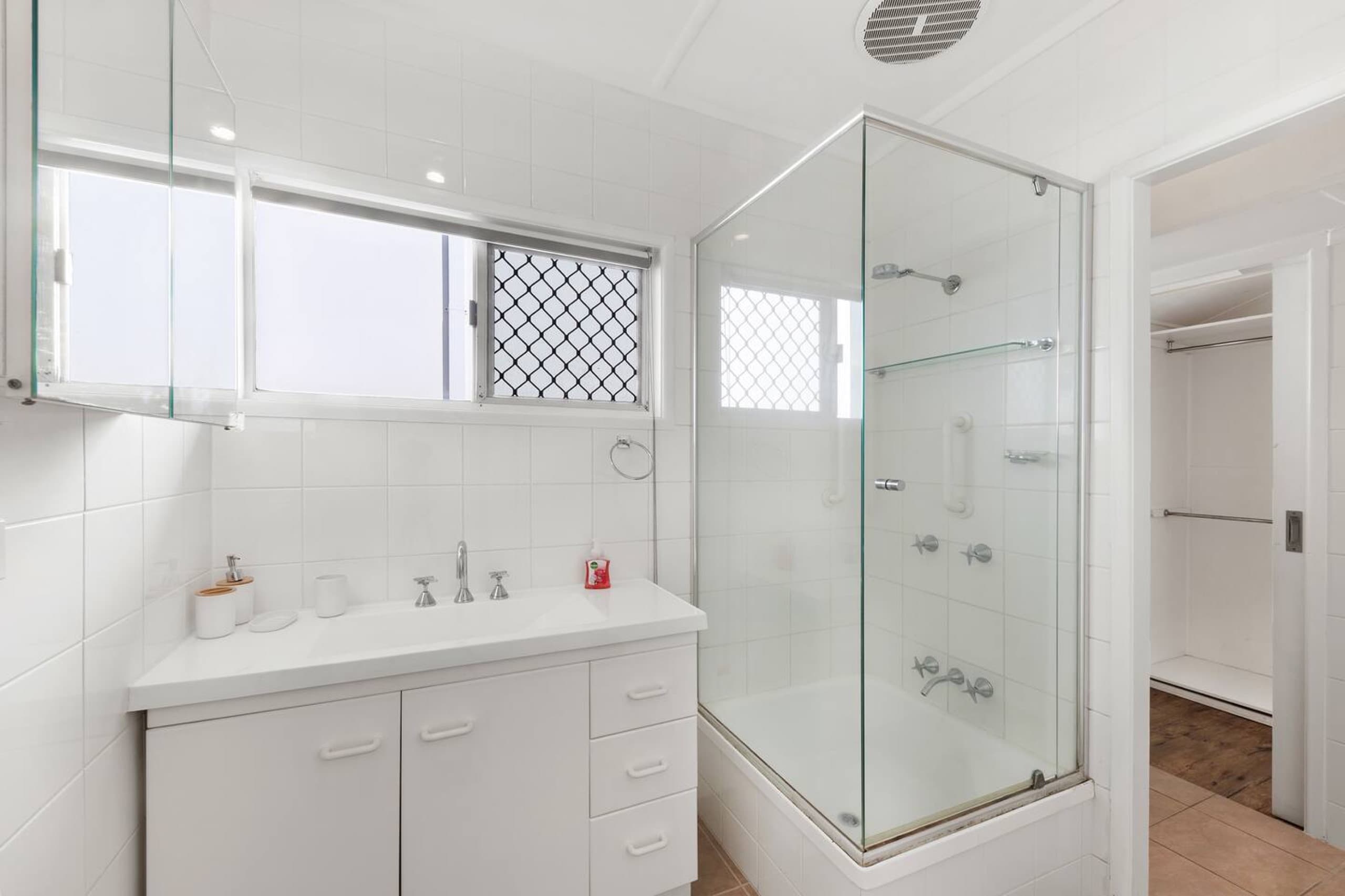 Absolute Beachfront | Sleeps 10 | 2 Secure Carparks, Palm Beach — photo 2