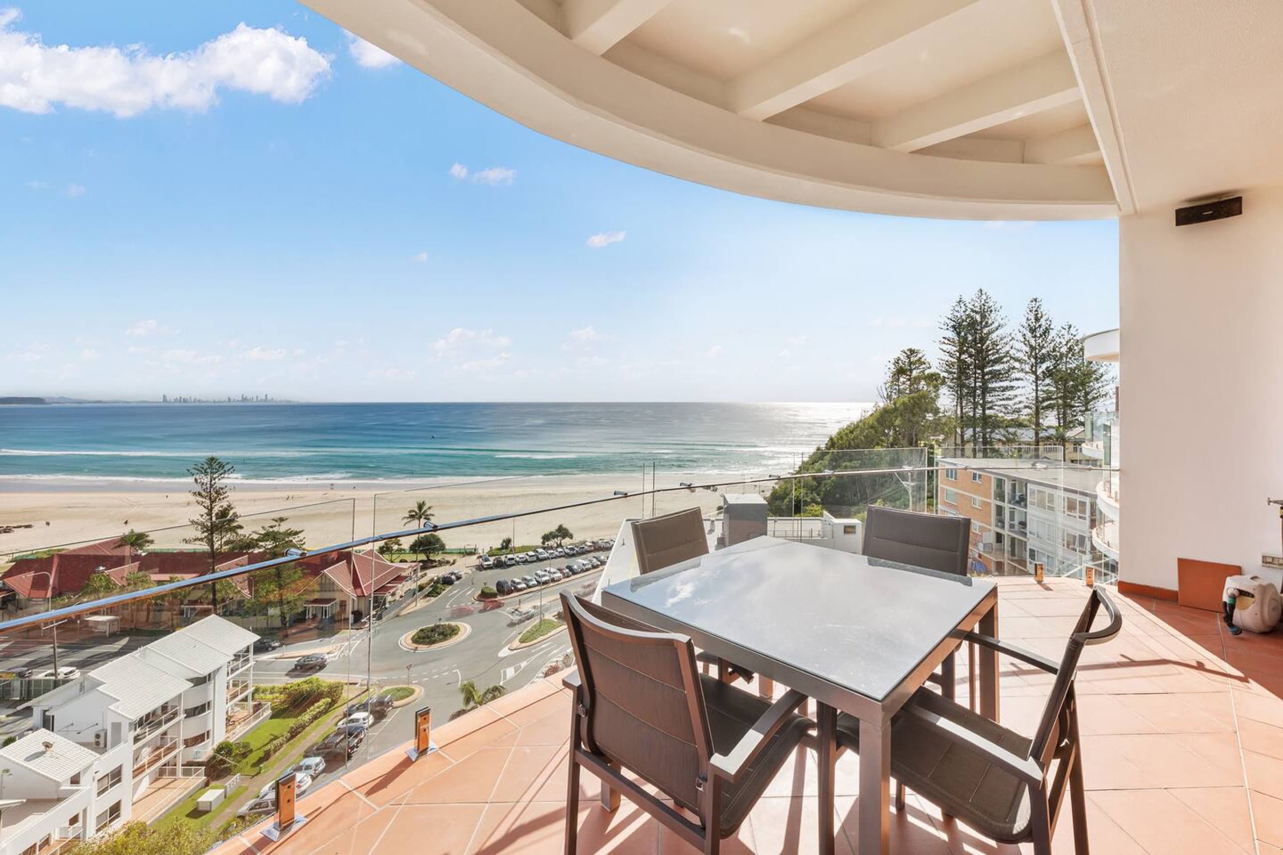 Stunning 2BR Penthouse with Kirra Beach Views, Coolangatta — photo 4