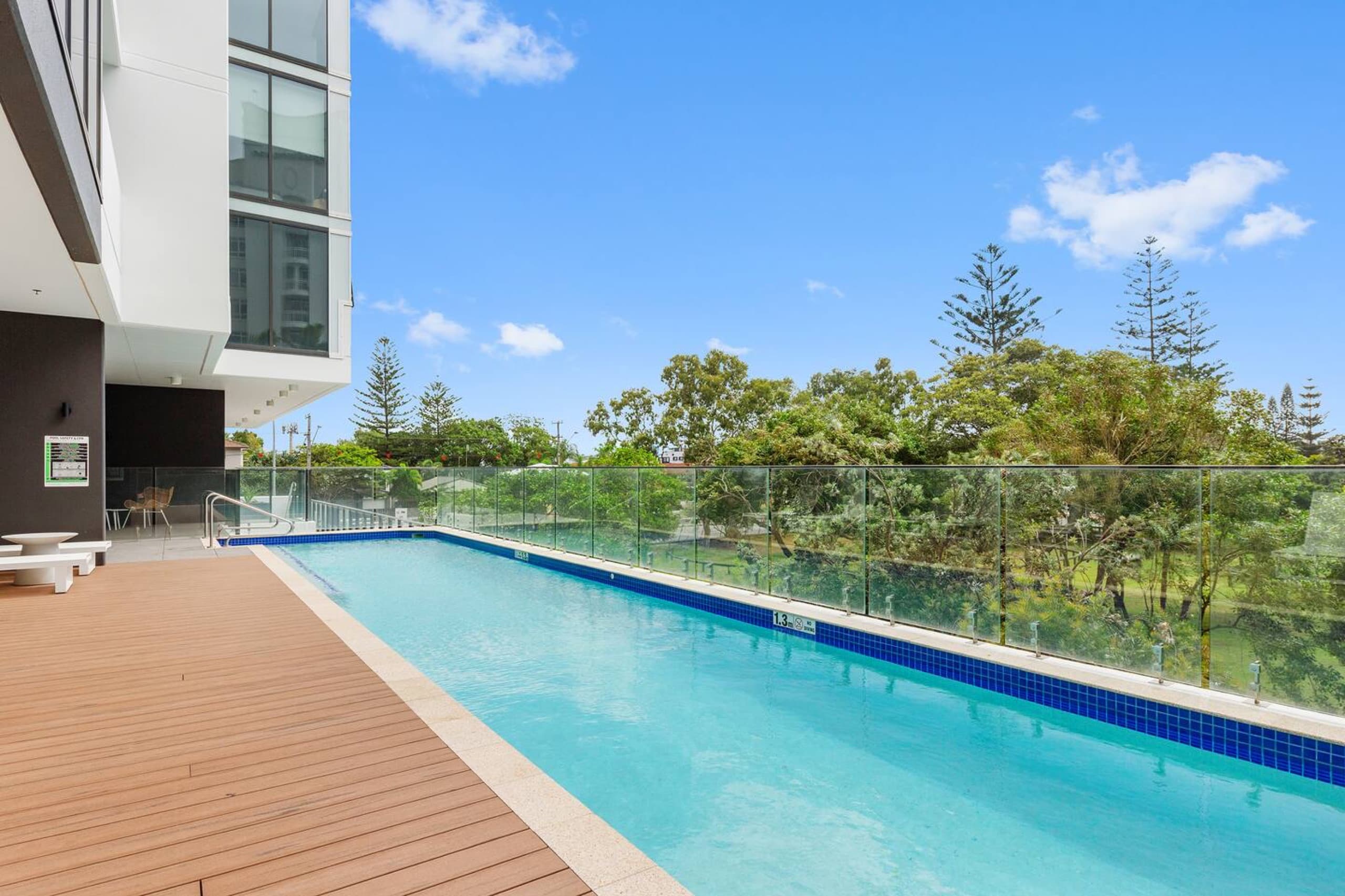 Coastal Paradise | Pool, Gym & Outdoor Shower, Burleigh Heads — photo 5