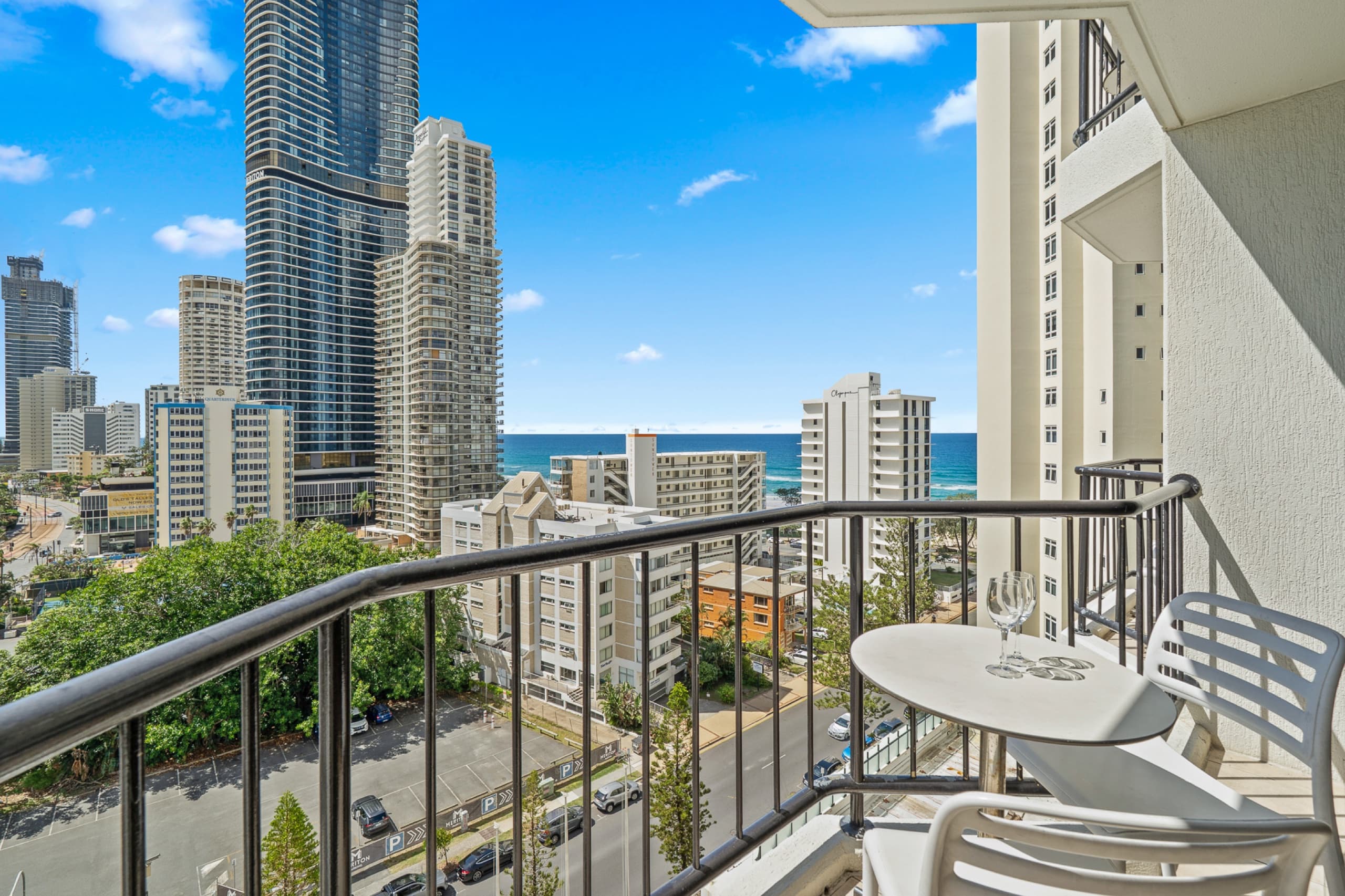 Ocean View Studio - Steps to Beach - Sleeps 4, Surfers Paradise — photo 3
