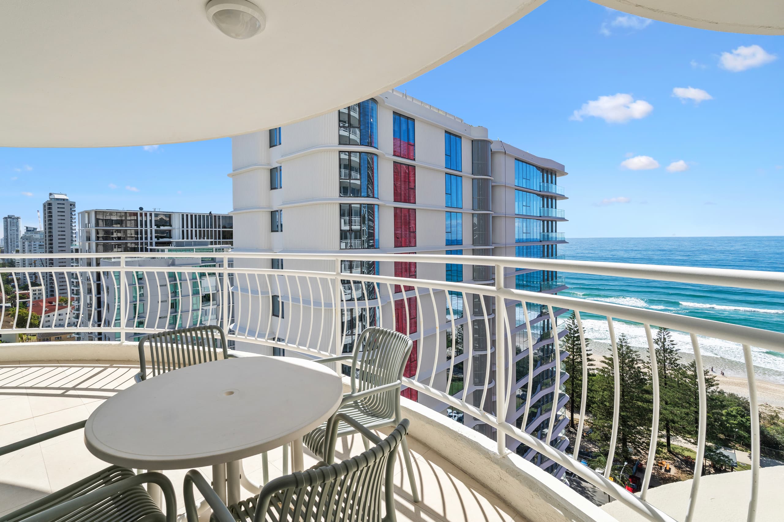 Luxury Seaside Retreat | Ocean Views 2 BR Parking, Burleigh Heads — photo 2