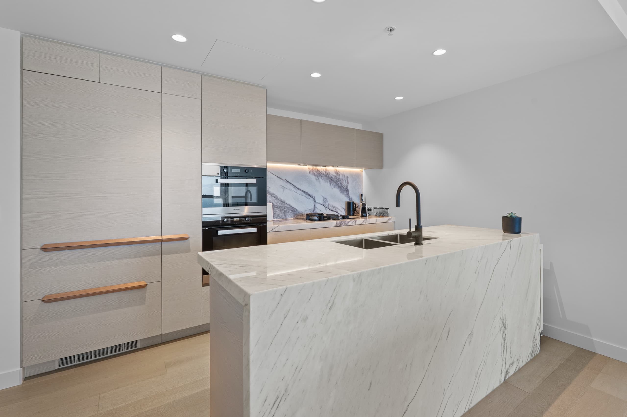 Iconic Views, Modern Luxury, Prime Location 2 Bdrm, Surfers Paradise — photo 4