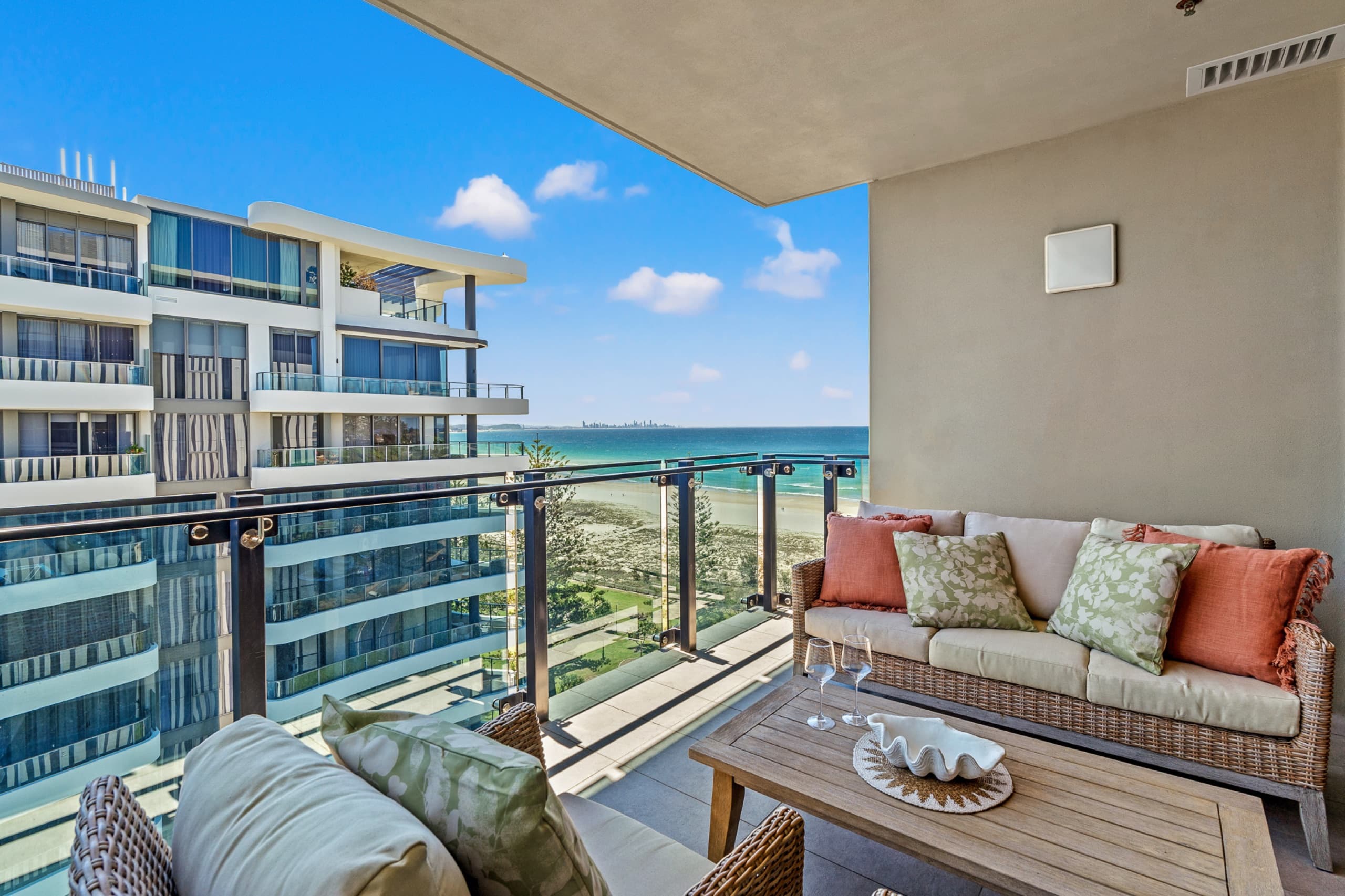 Kirra Coastline Luxury | Oceanfront Level 12 | Pool, Coolangatta — photo 2