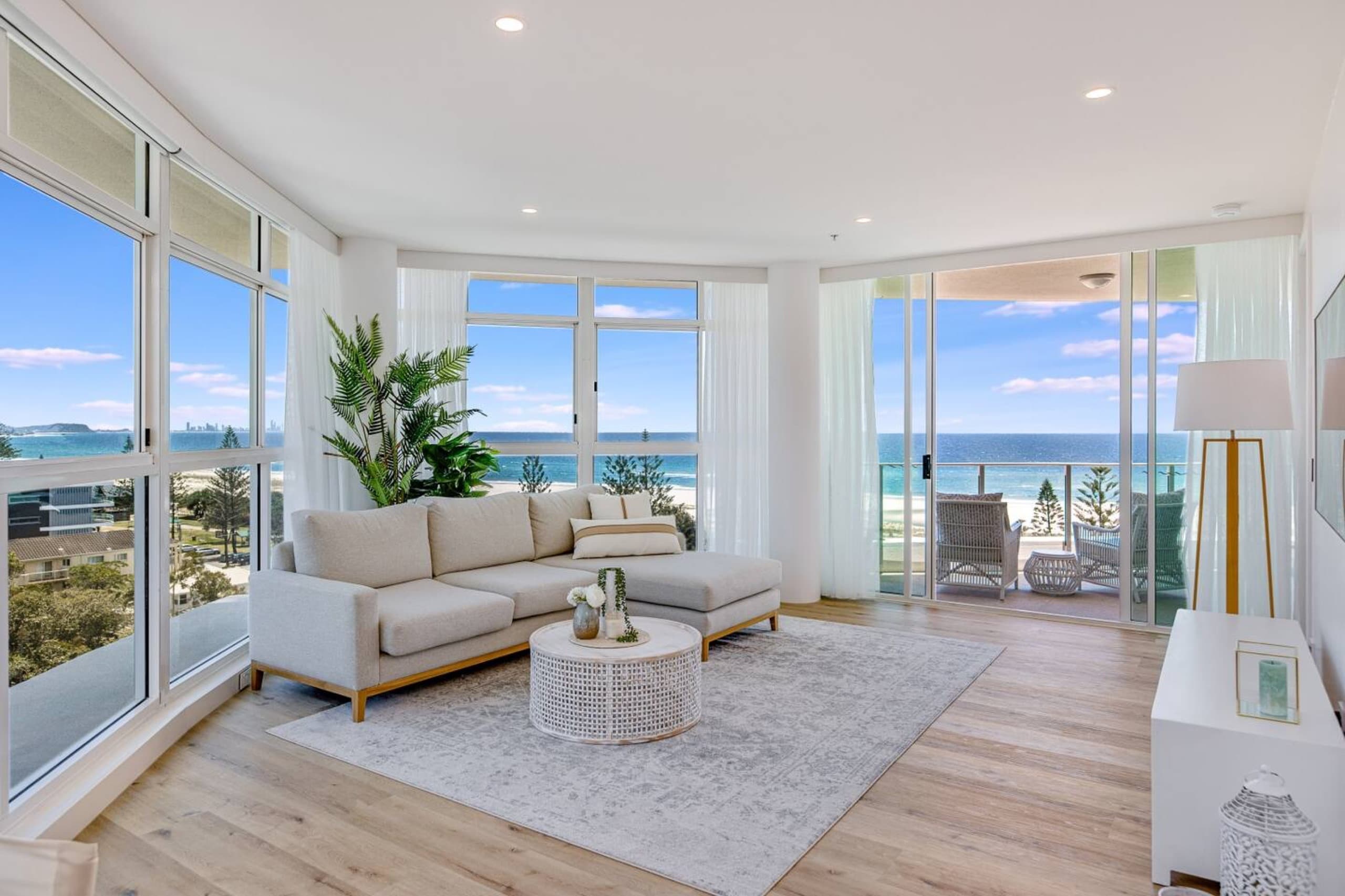 Beachfront Bliss: 3BR Kirra Oasis – Pool and Sauna, Coolangatta — photo 5
