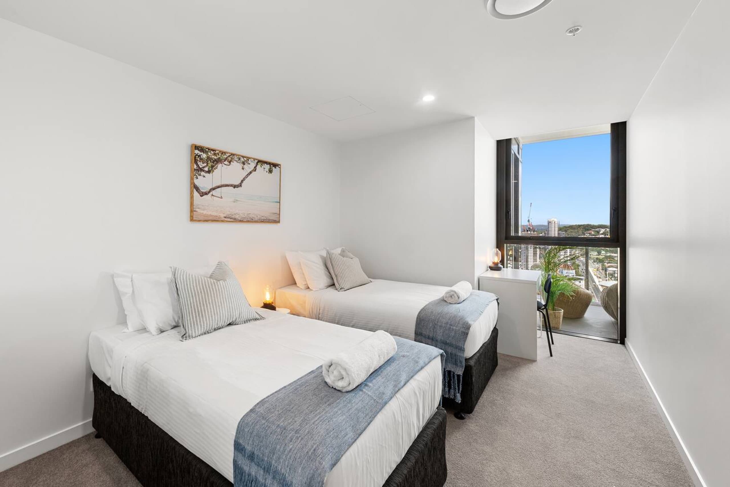 Coastal Paradise | Pool, Gym & Outdoor Shower, Burleigh Heads — photo 4