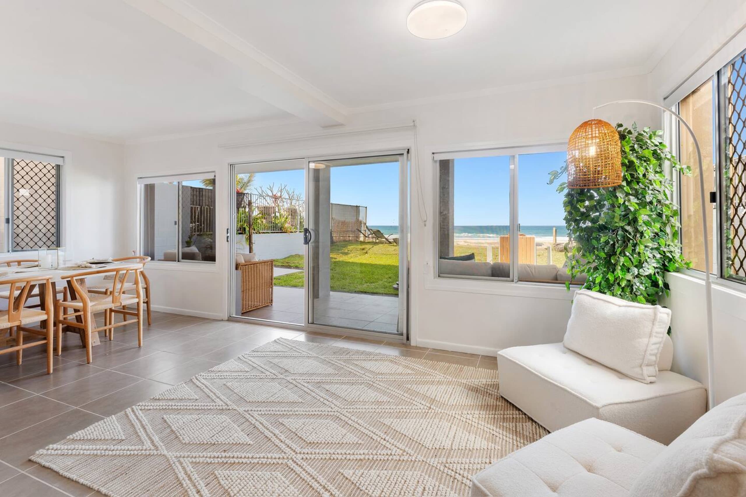 Absolute Beachfront | Sleeps 10 | 2 Secure Carparks, Palm Beach — photo 3