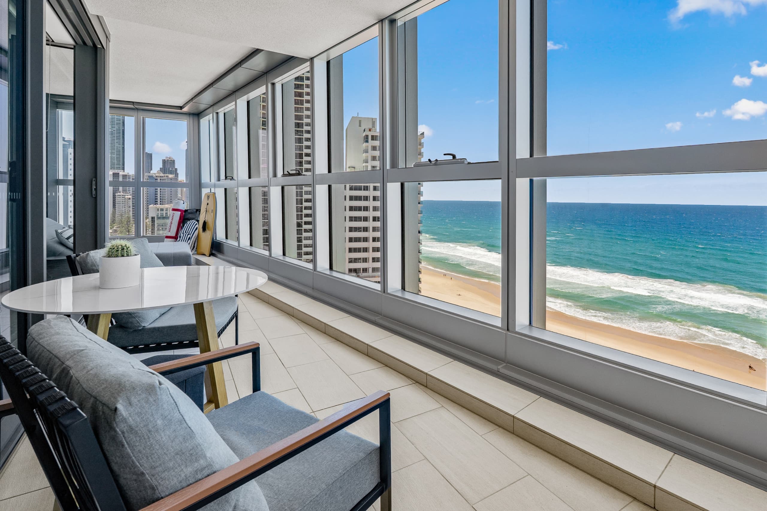 Iconic Views, Modern Luxury, Prime Location 2 Bdrm, Surfers Paradise — photo 2