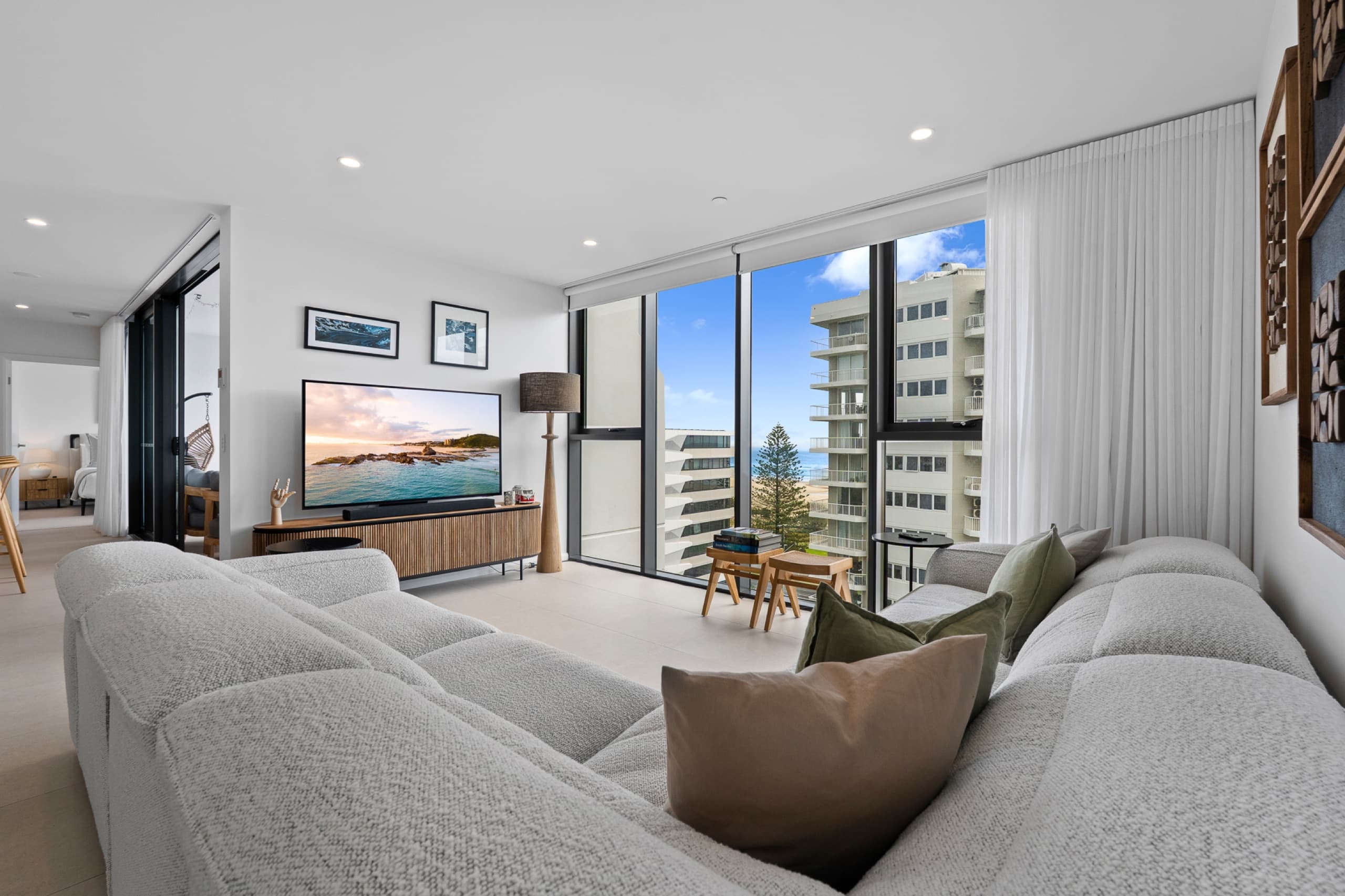 Kirra Oceanfront Escape | Stylish Coastal 3BR, Coolangatta — photo 4