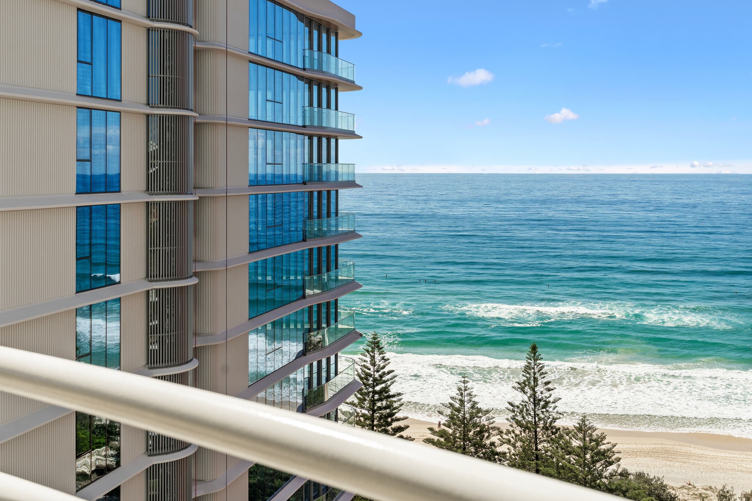 Luxury Seaside Retreat | Ocean Views 2 BR Parking, Burleigh Heads — photo 3