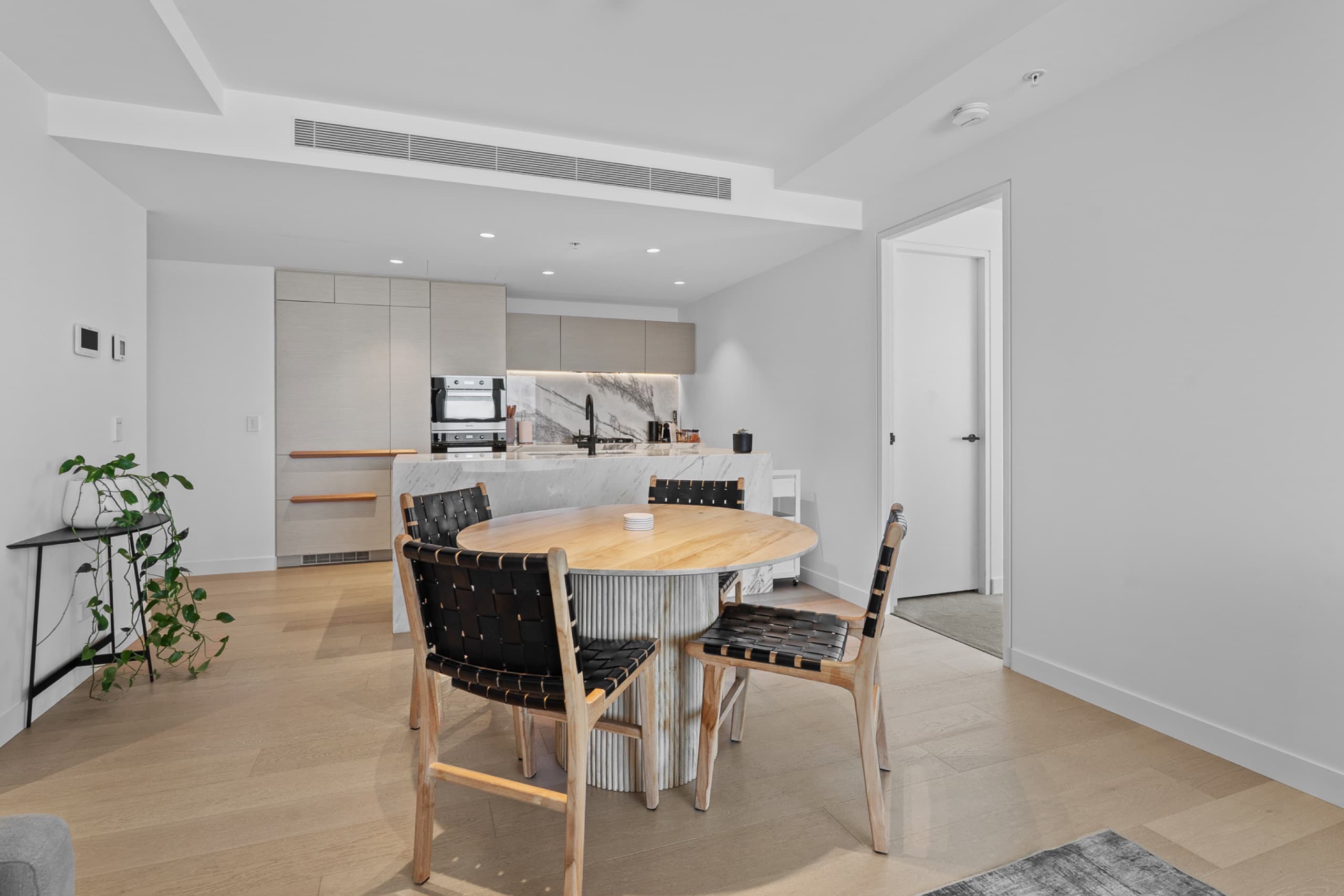 Iconic Views, Modern Luxury, Prime Location 2 Bdrm, Surfers Paradise — photo 3