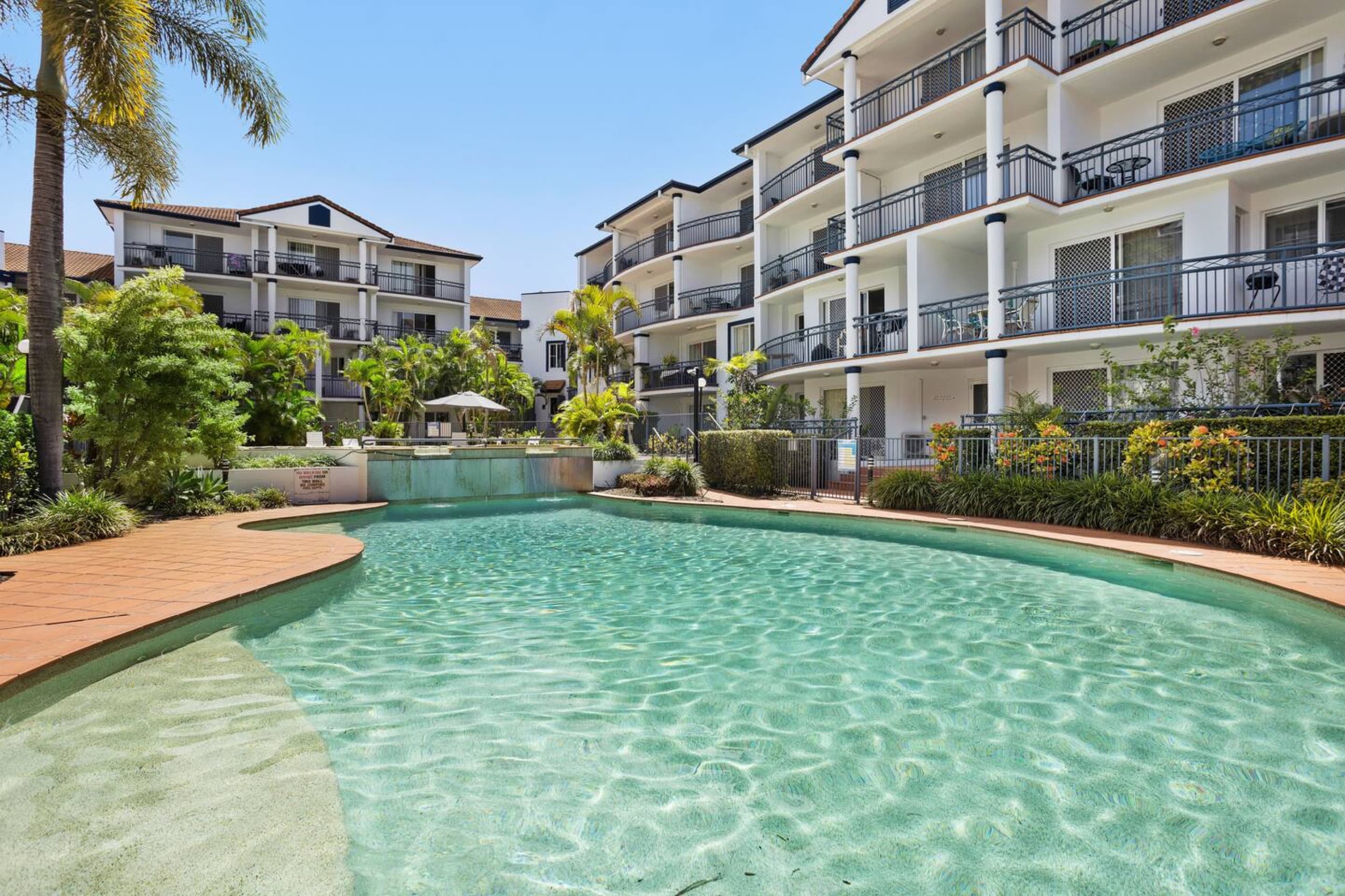 Hamptons Charm: Central 1-BR Apt Pool Tennis Court, Southport — photo 4