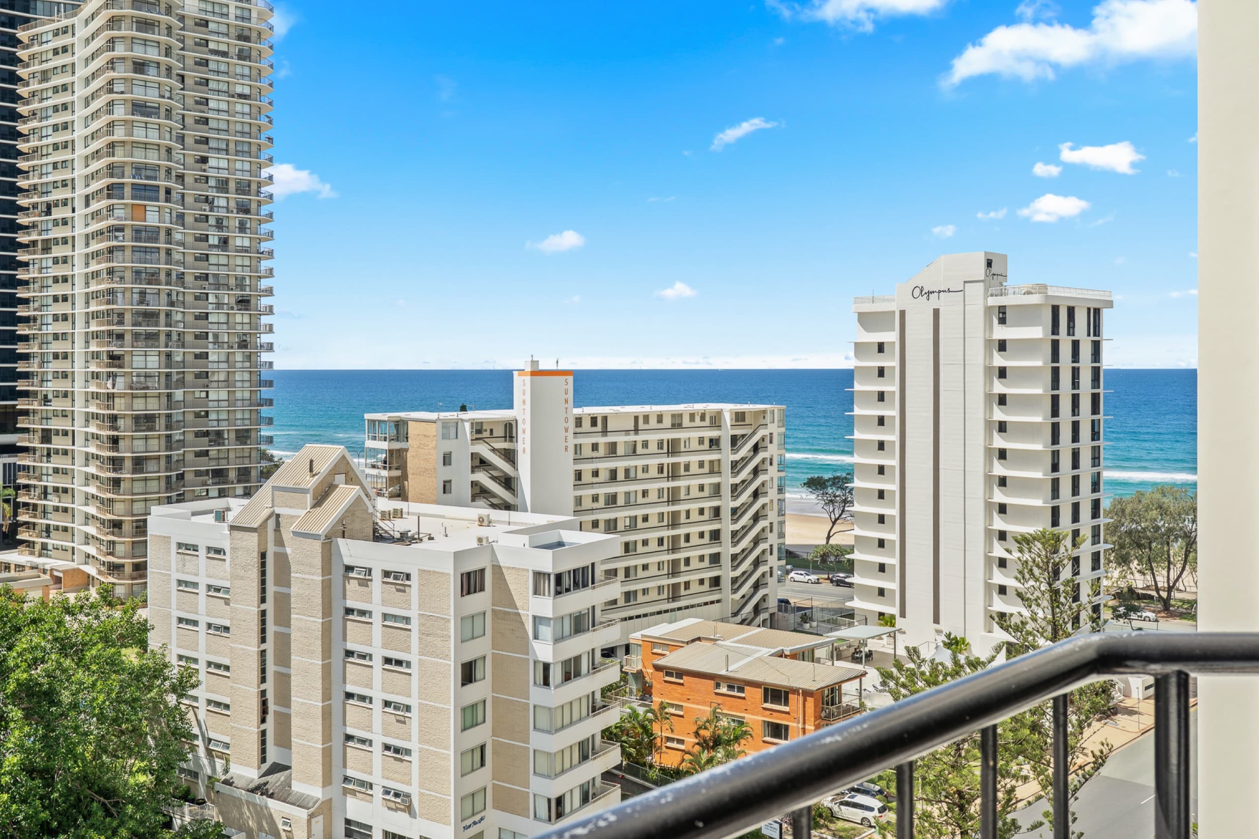 Ocean View Studio - Steps to Beach - Sleeps 4, Surfers Paradise — photo 2