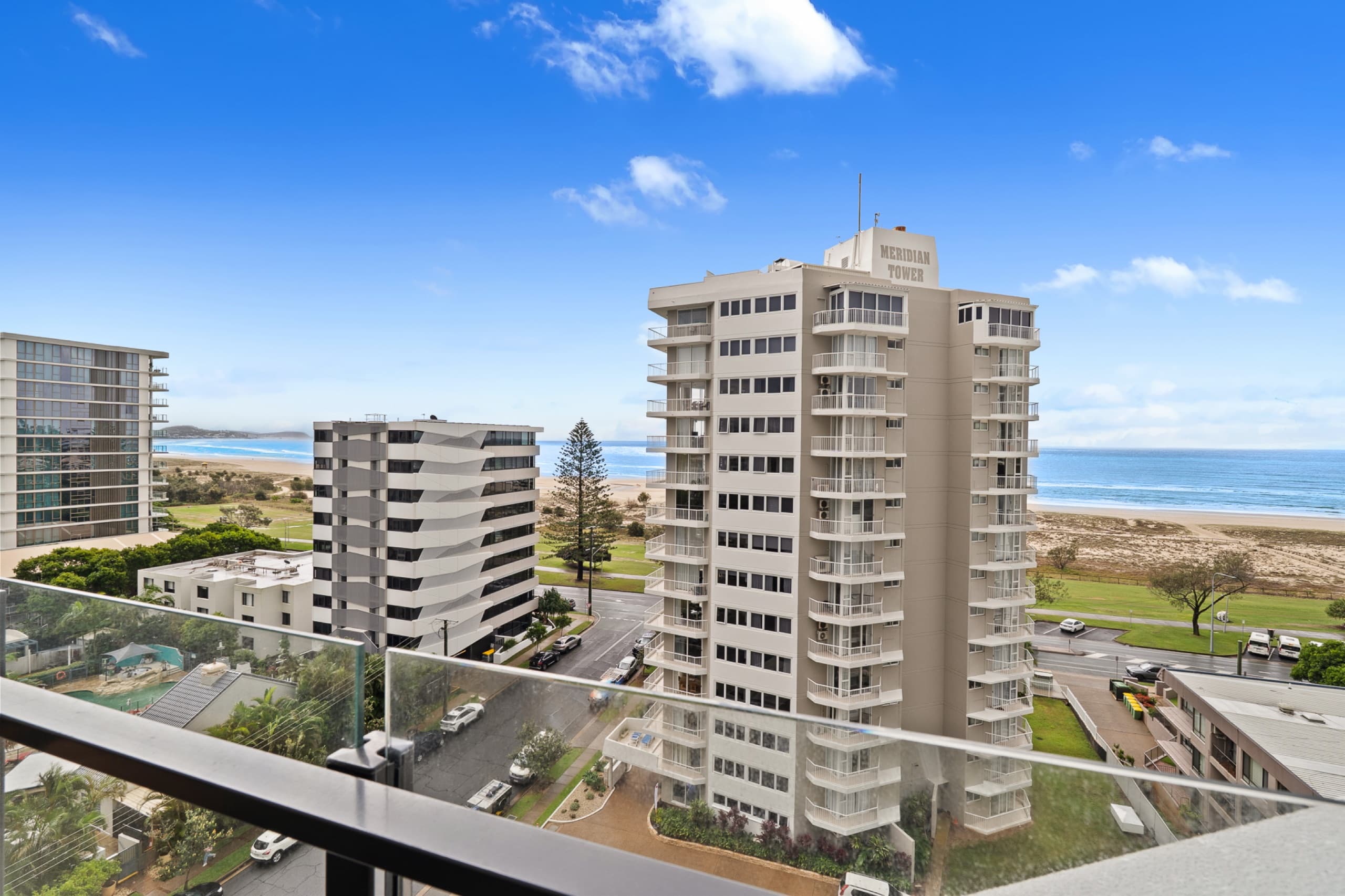 Kirra Oceanfront Escape | Stylish Coastal 3BR, Coolangatta — photo 2