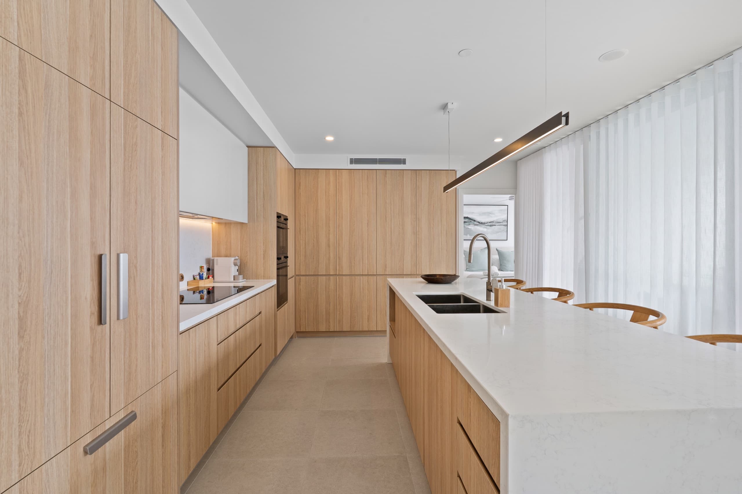 Kirra Oceanfront Escape | Stylish Coastal 3BR, Coolangatta — photo 5