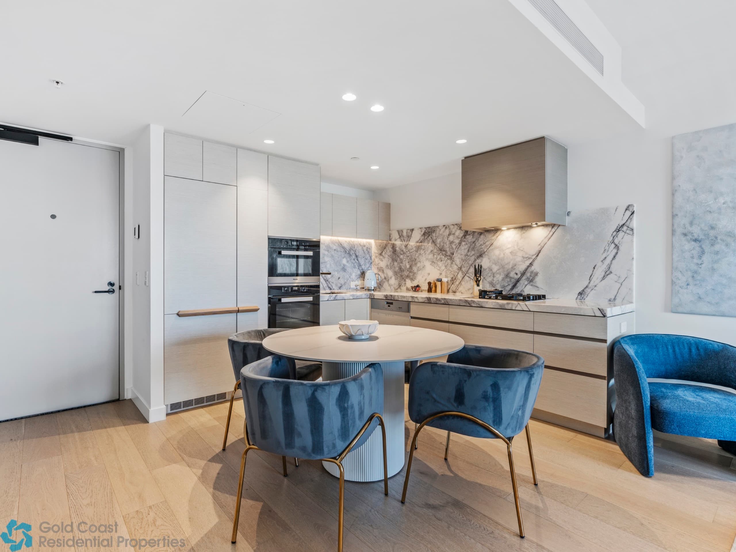 2BR Jewel | Hinterland View | Pool, WiFi, Parking, Surfers Paradise — photo 2