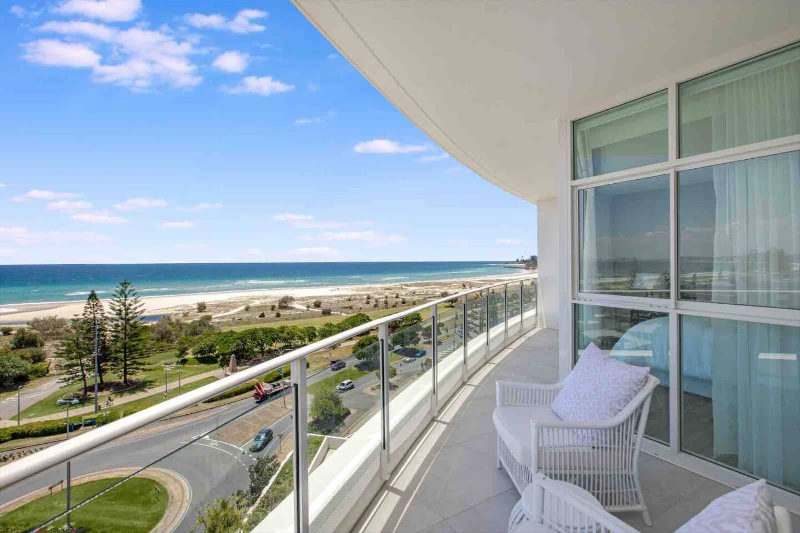 Beachfront Bliss: 3BR Kirra Oasis – Pool and Sauna, Coolangatta — photo 4