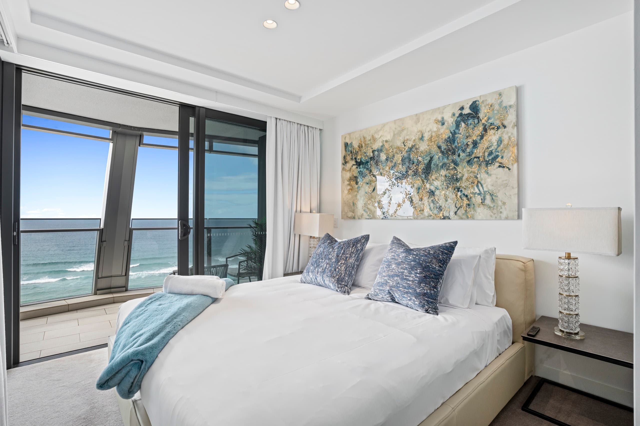 Oceanfront Luxury Suite at Jewel Residences Pools, Surfers Paradise — photo 2