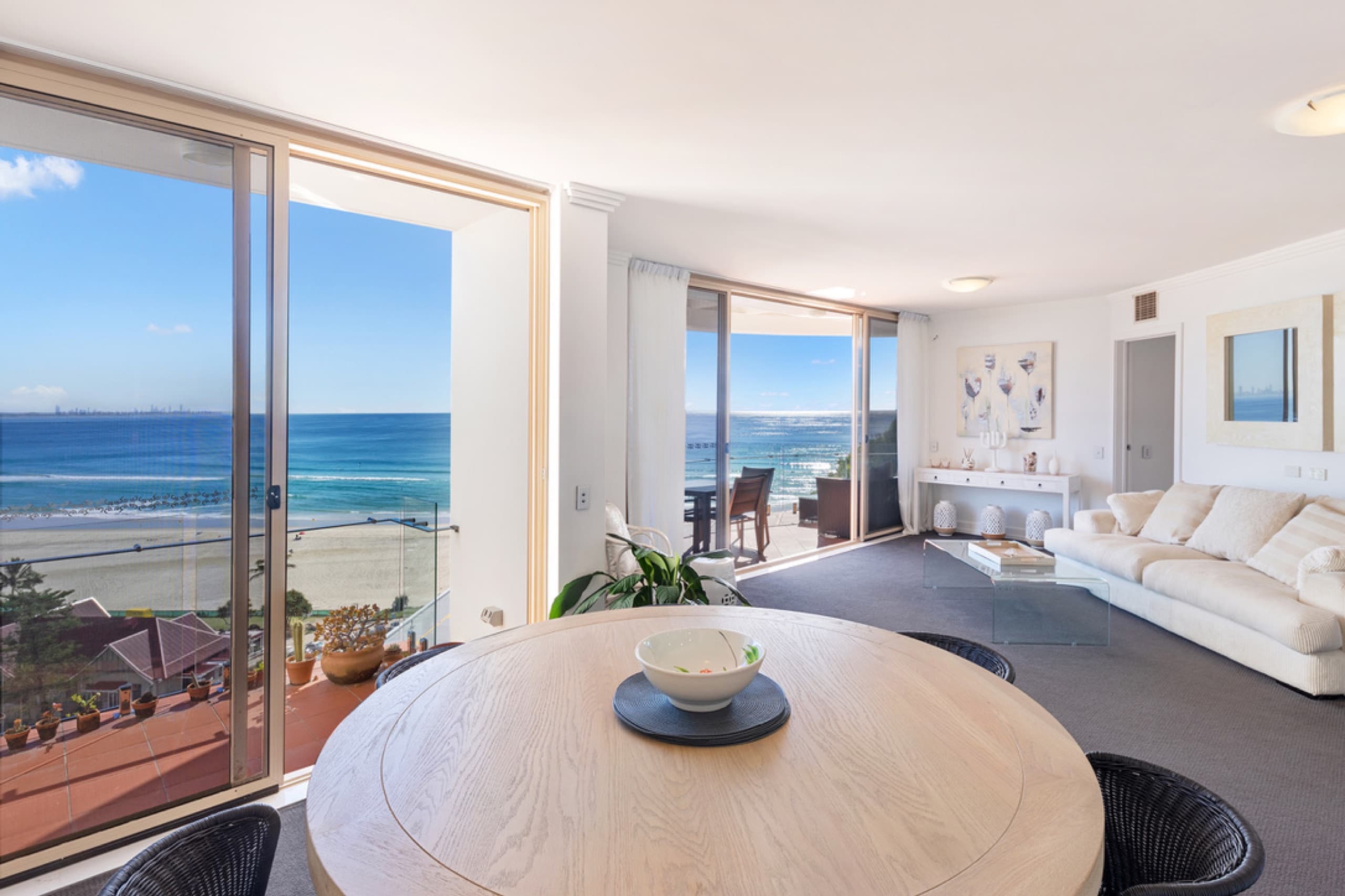 Kirra Penthouse, Stunning Views, 2BR Parking, Pool, Coolangatta — photo 2