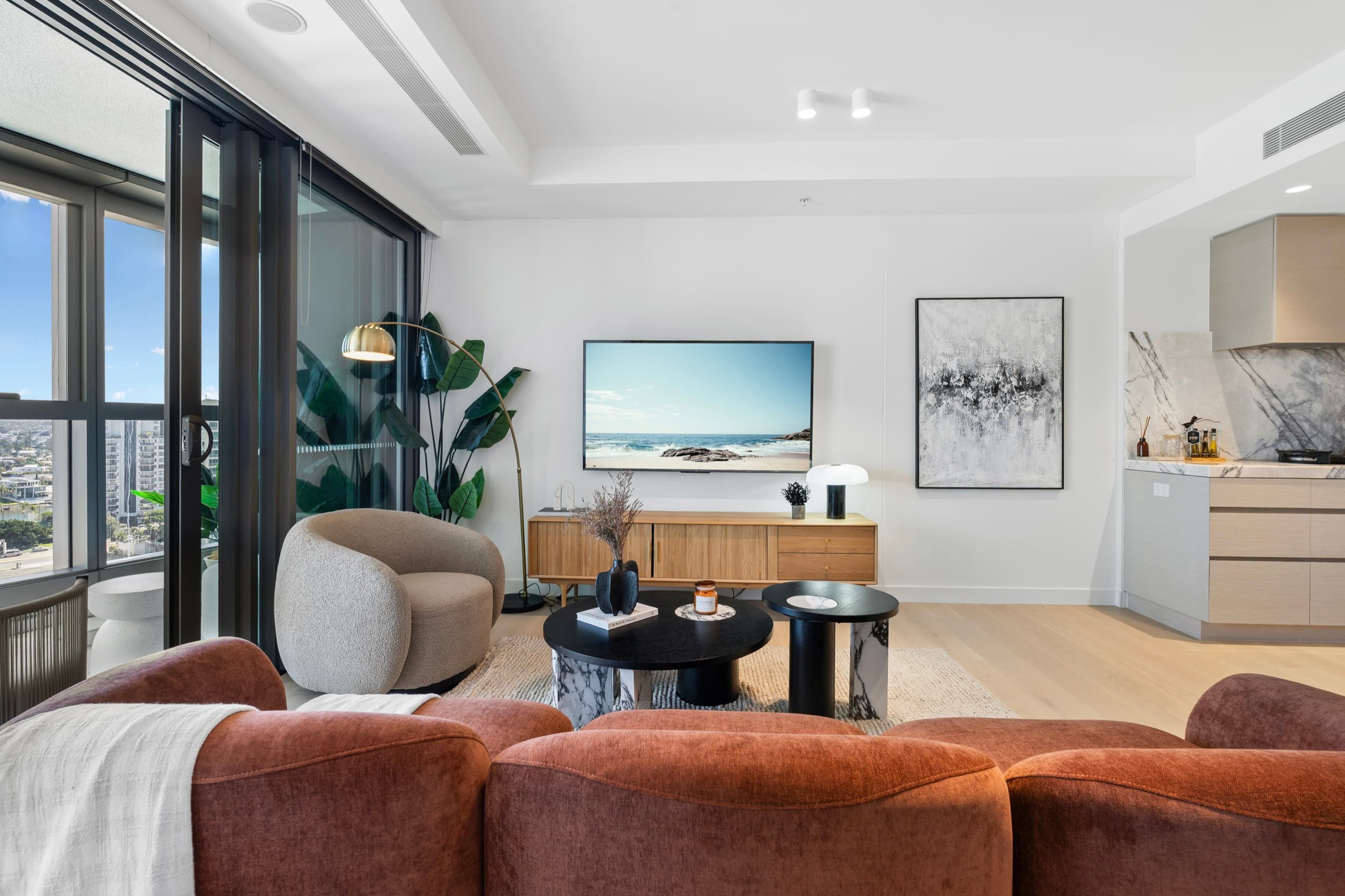 The Jewel Sky Suite | Panoramic Gold Coast Views, Surfers Paradise — photo 2