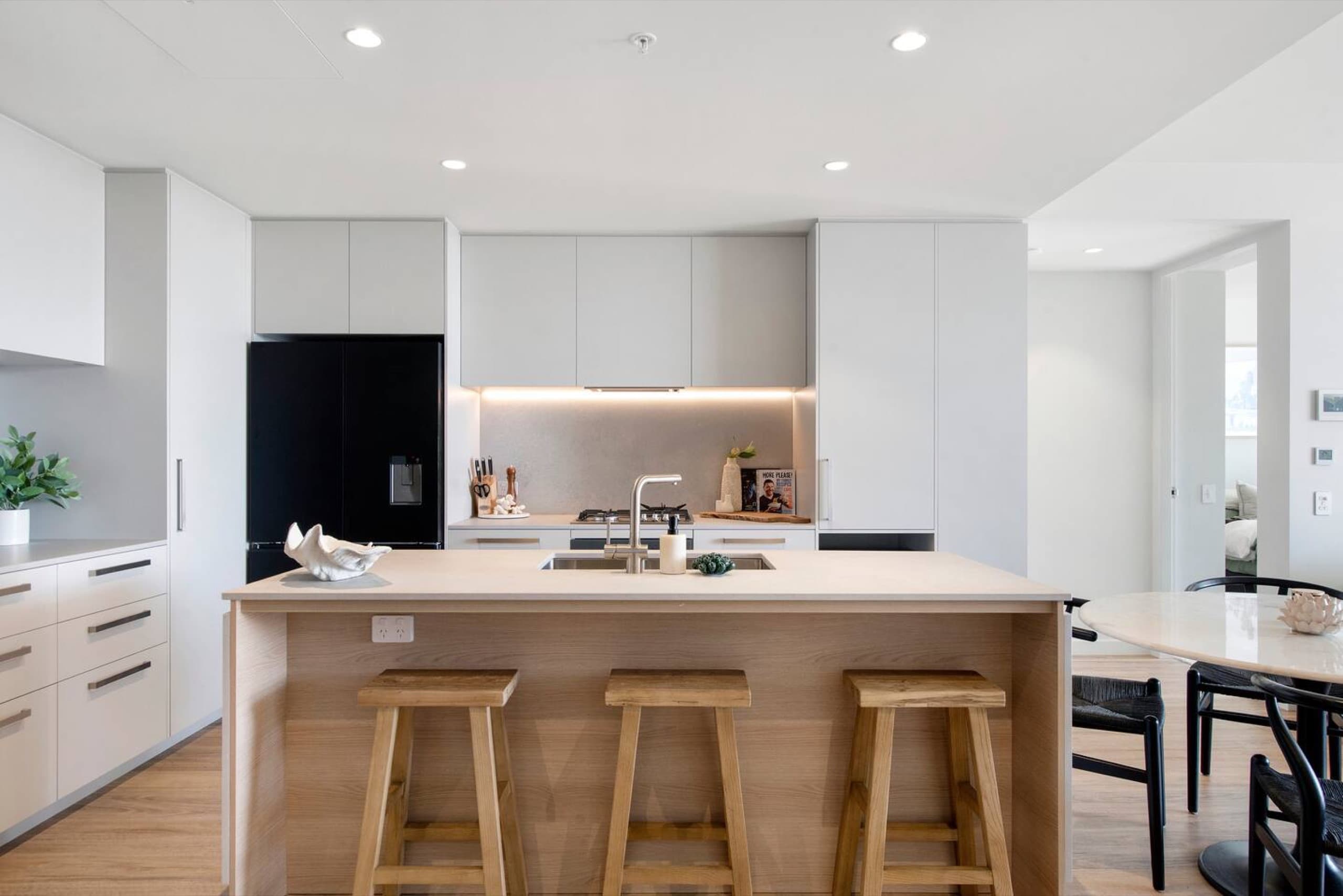Beachfront Escape | Kirra | Ocean views | Sleeps 6, Coolangatta — photo 3