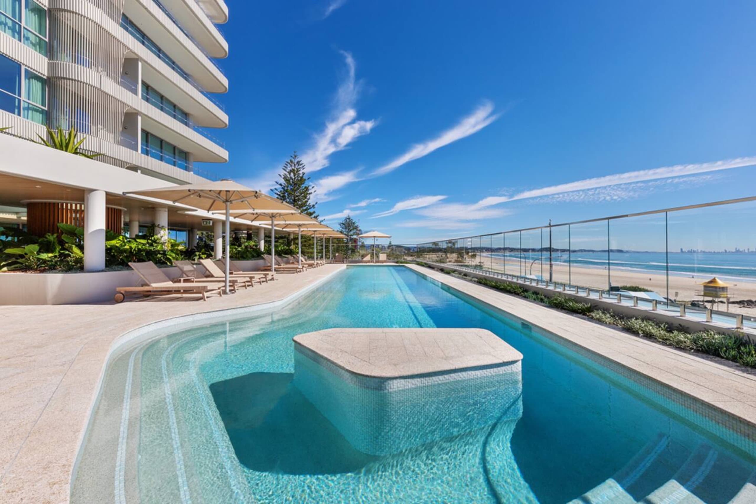 Beachfront Escape | Kirra | Ocean views | Sleeps 6, Coolangatta — photo 5