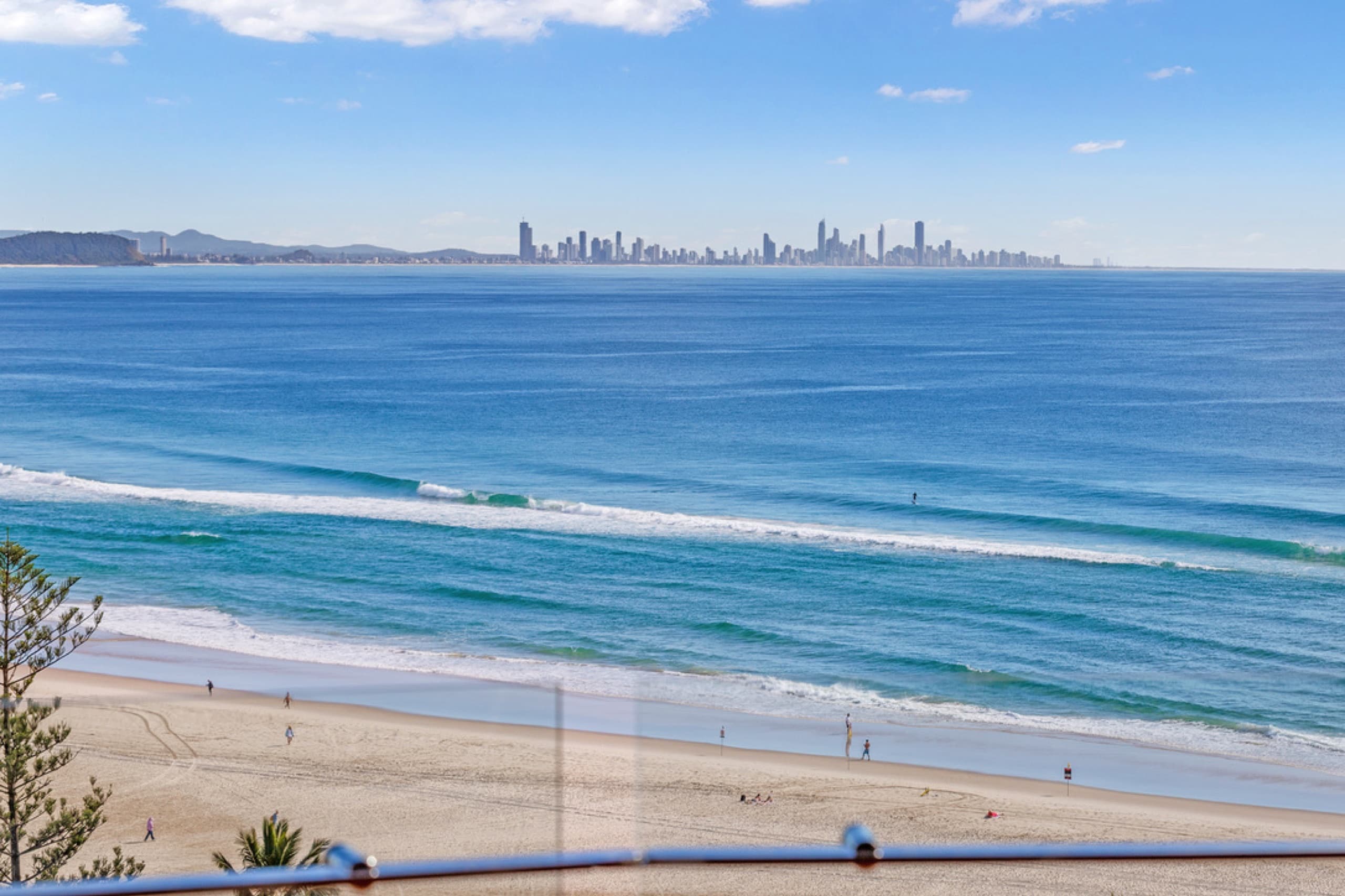Kirra Penthouse, Stunning Views, 2BR Parking, Pool, Coolangatta — photo 3