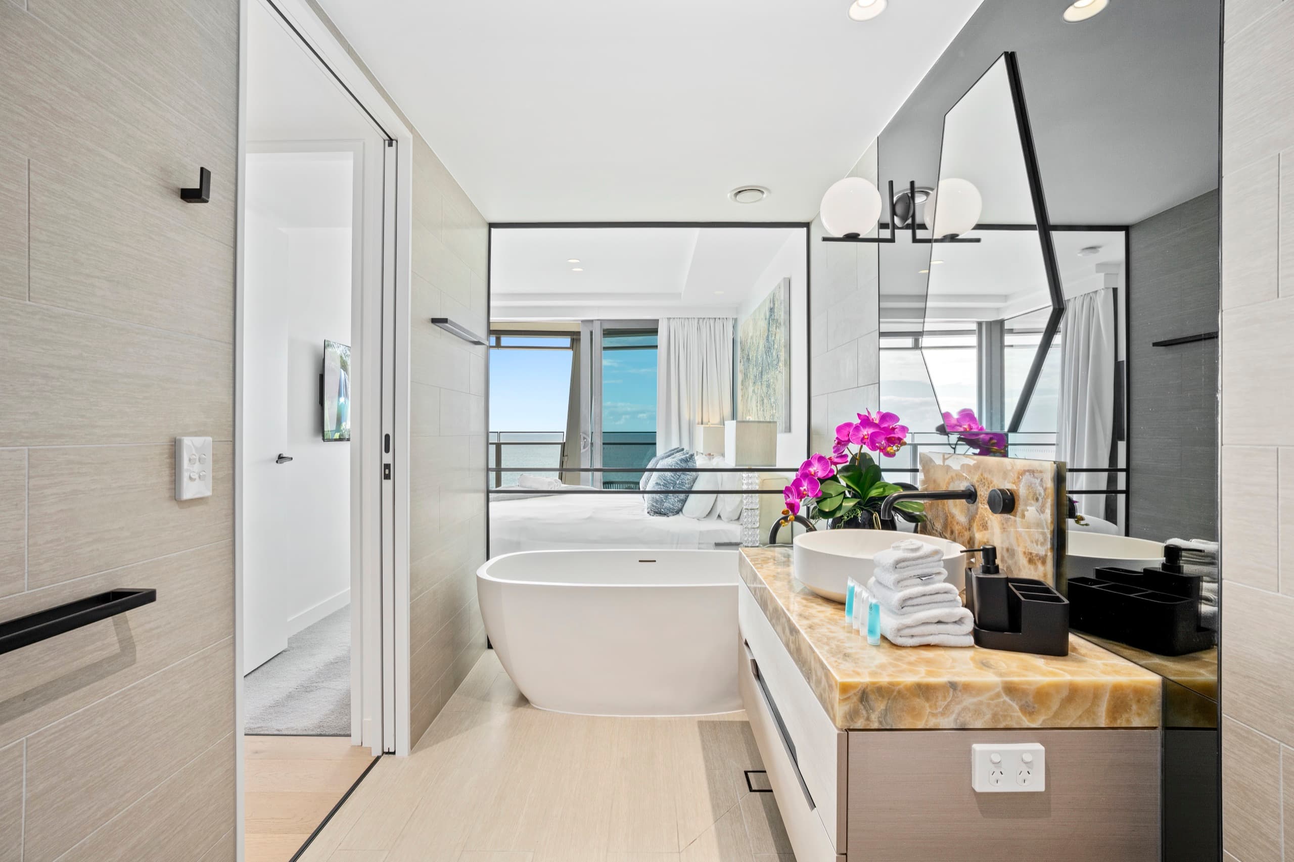 Oceanfront Luxury Suite at Jewel Residences Pools, Surfers Paradise — photo 5