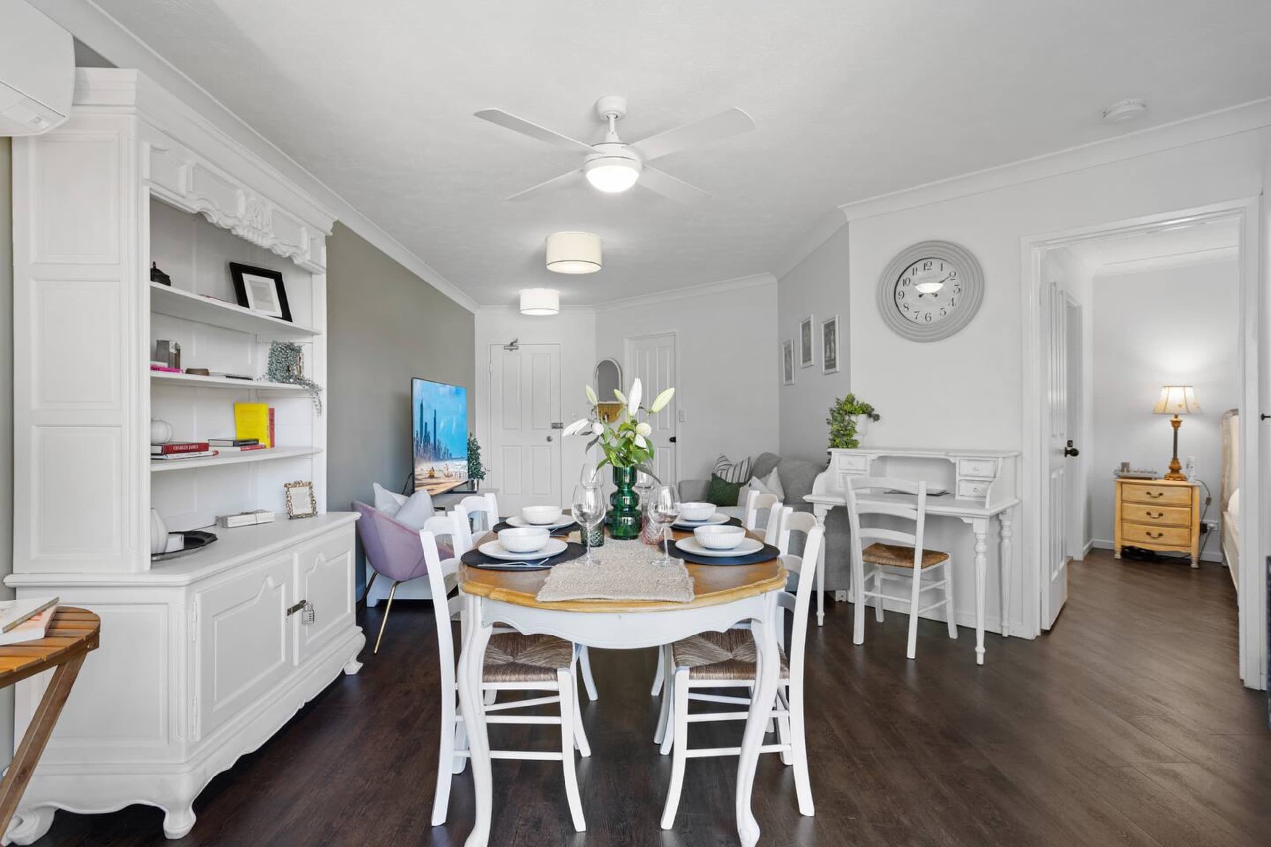 Hamptons Charm: Central 1-BR Apt Pool Tennis Court, Southport — photo 3