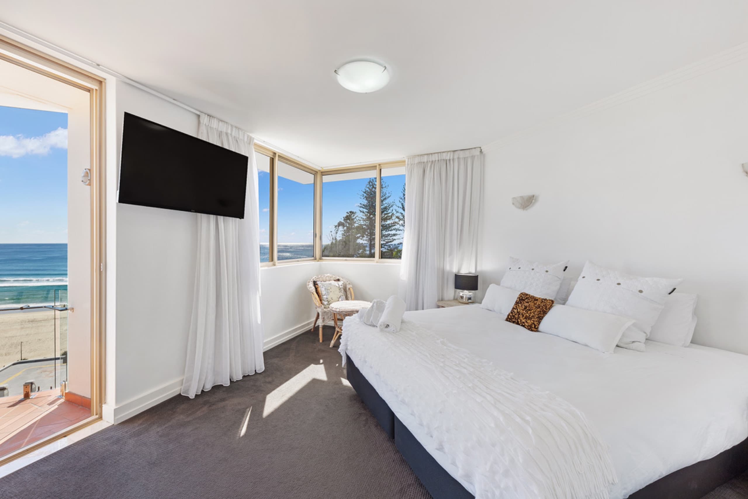 Kirra Penthouse, Stunning Views, 2BR Parking, Pool, Coolangatta — photo 4