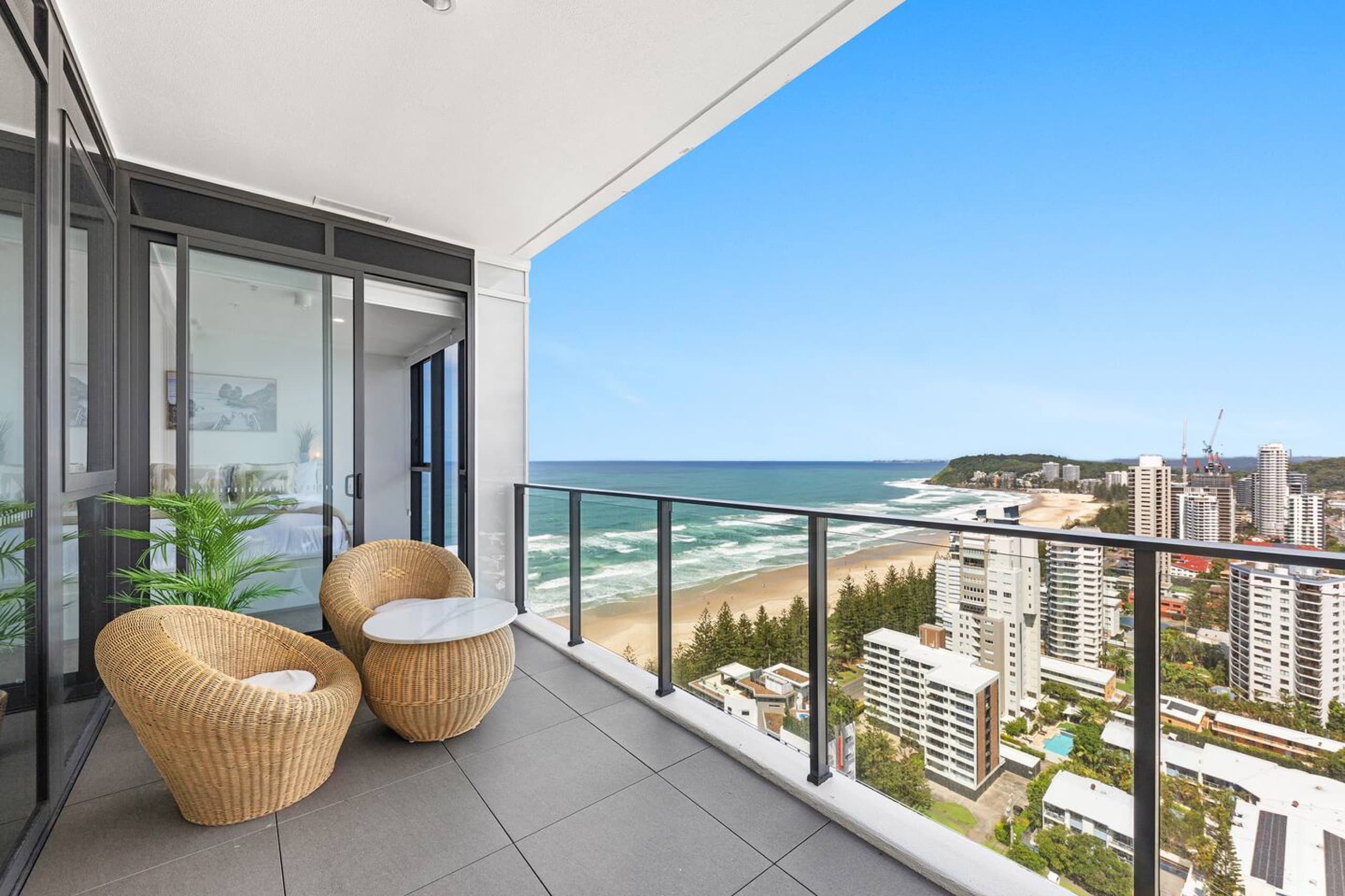 Coastal Paradise | Pool, Gym & Outdoor Shower, Burleigh Heads — photo 3