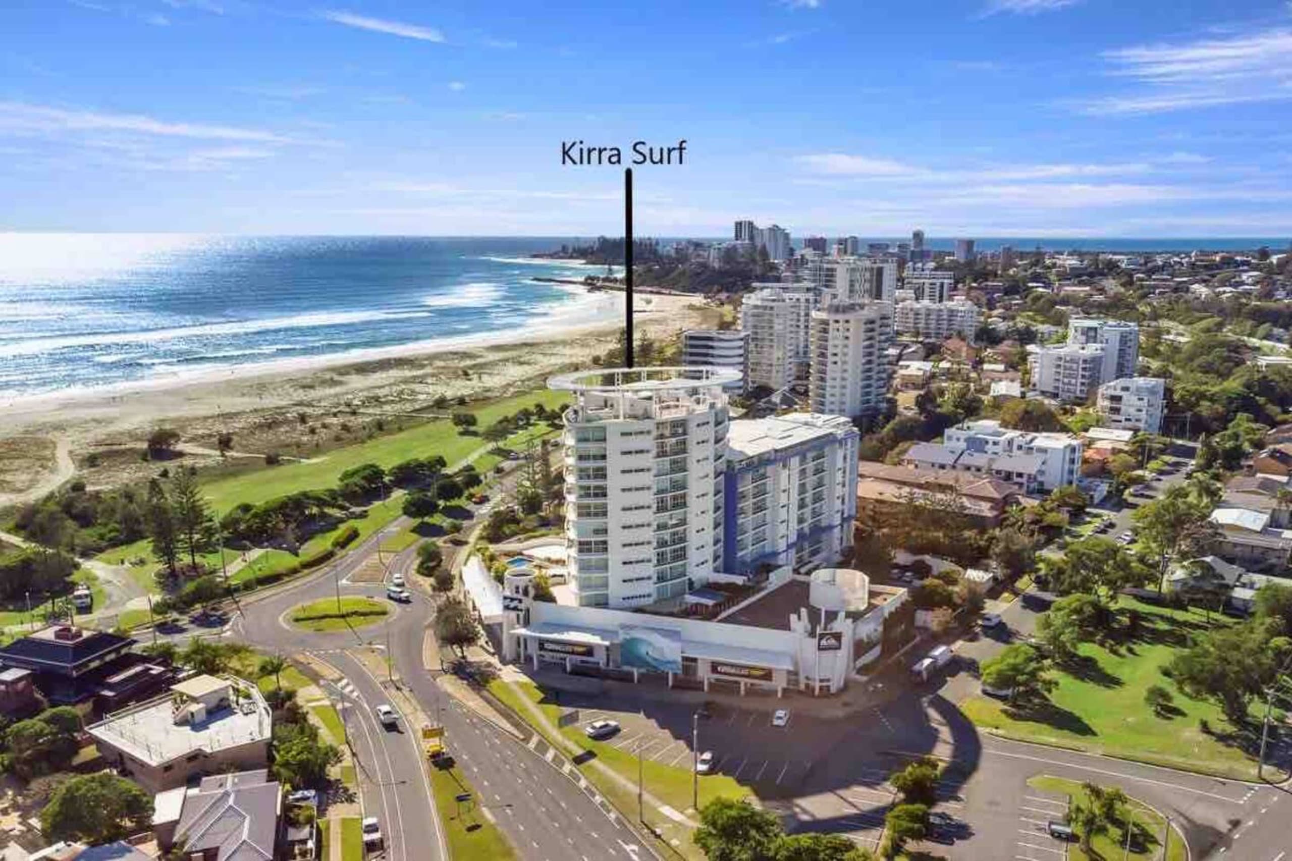 Beachfront Bliss: 3BR Kirra Oasis – Pool and Sauna in Coolangatta