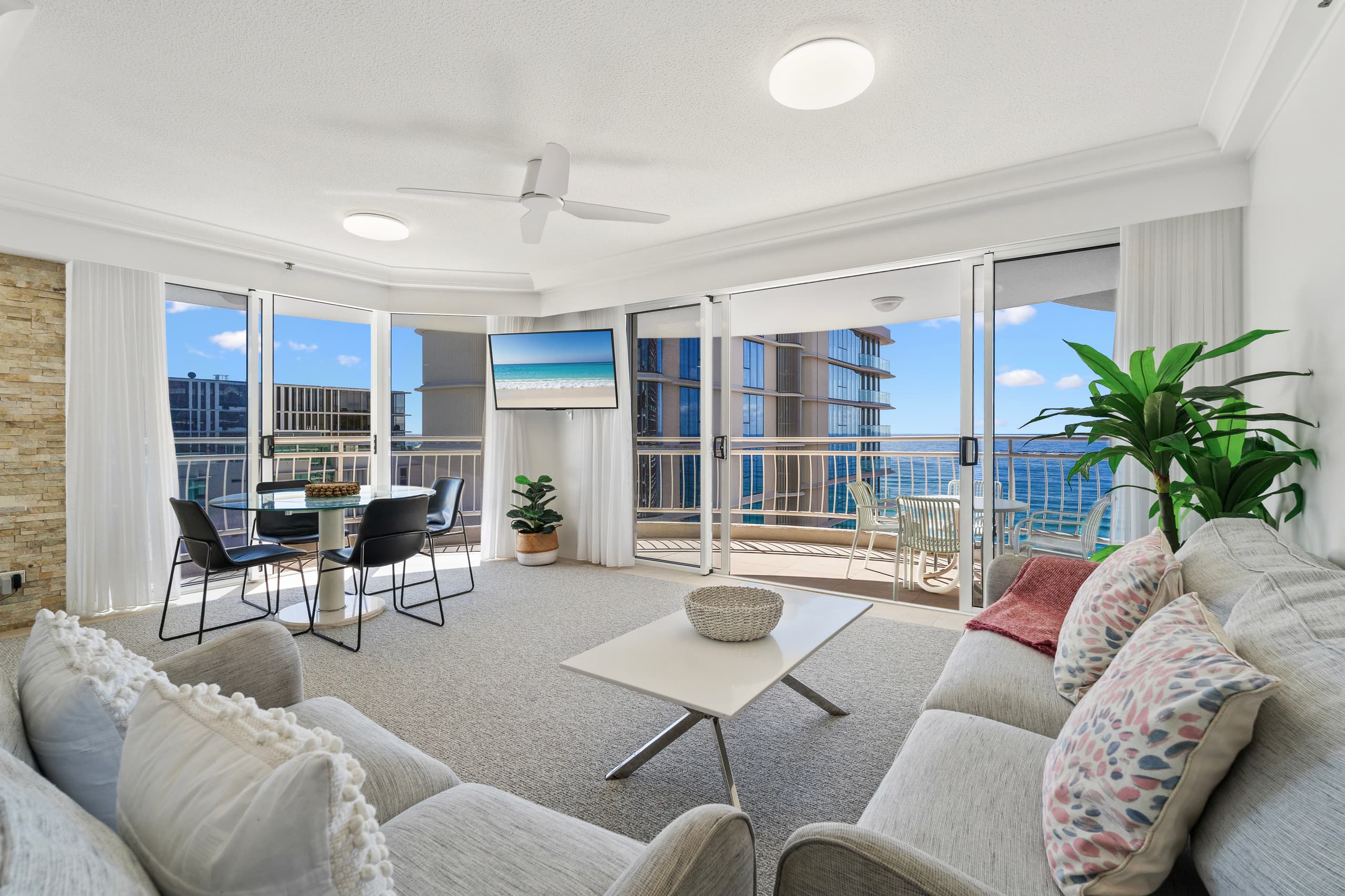 Luxury Seaside Retreat | Ocean Views 2 BR Parking in Burleigh Heads