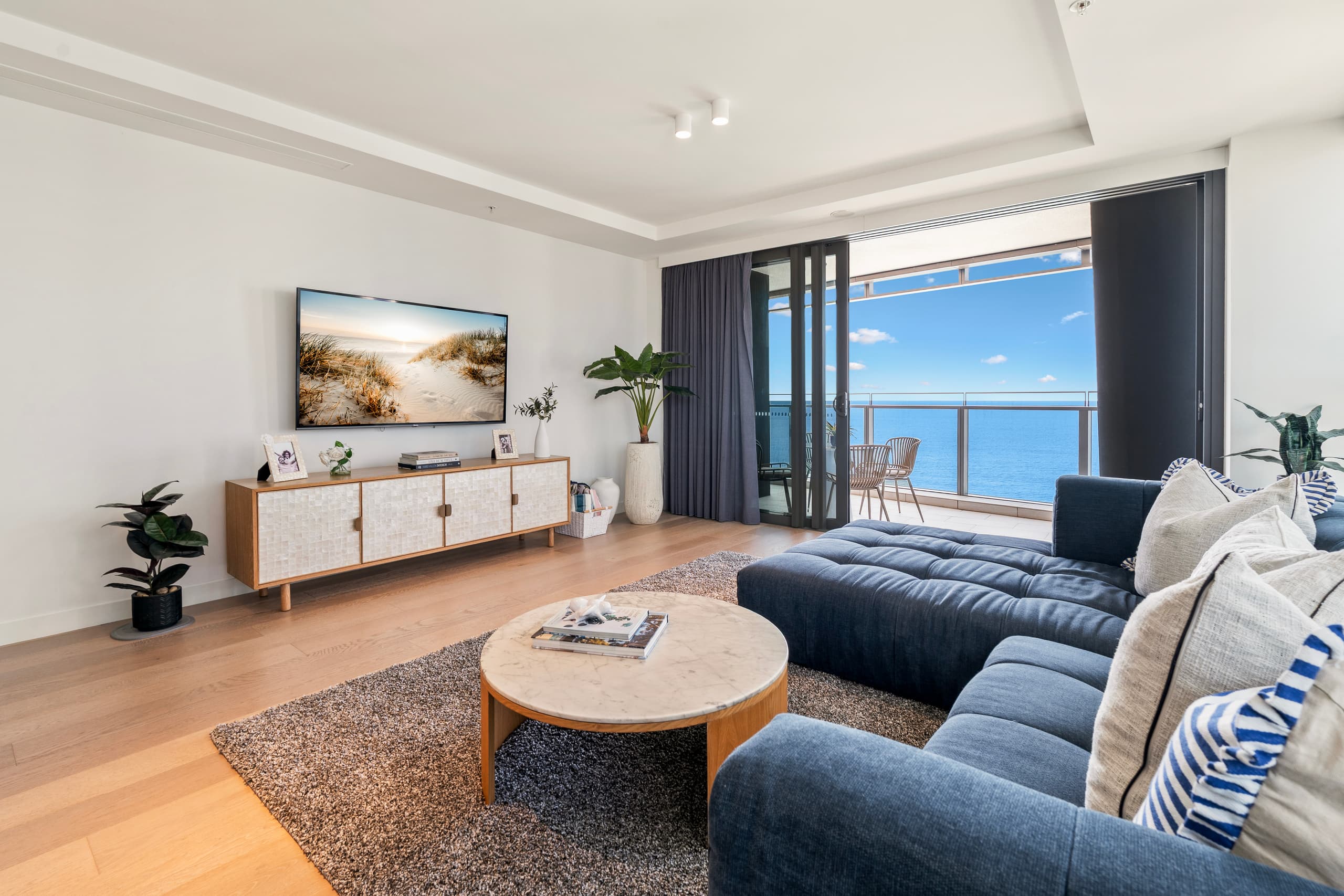 Jewel L26 | Absolute Beachfront 3BR + Free Parking in Surfers Paradise