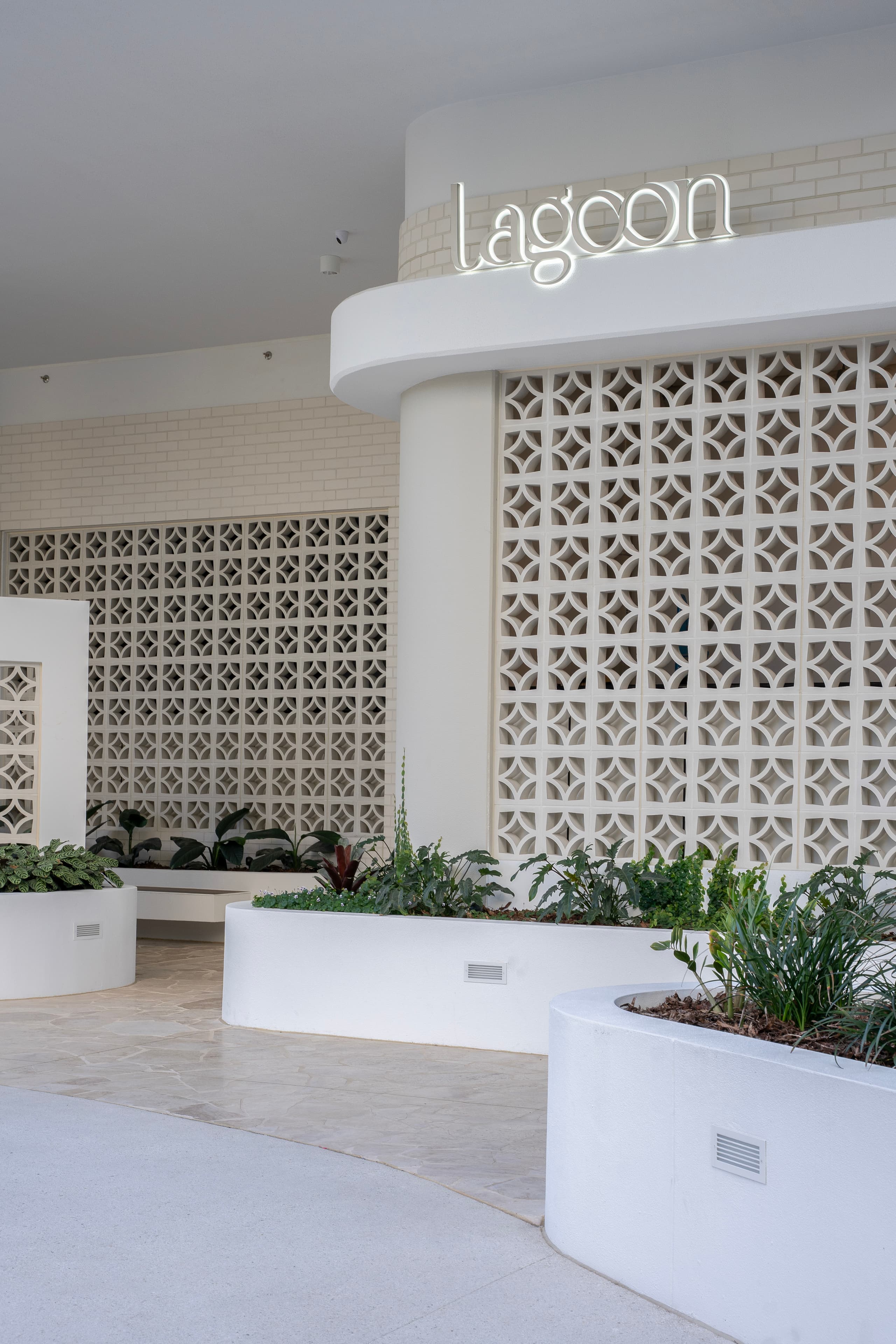 Modern Lagoon Escape | Resort Pool, Walk to Beach in Main Beach