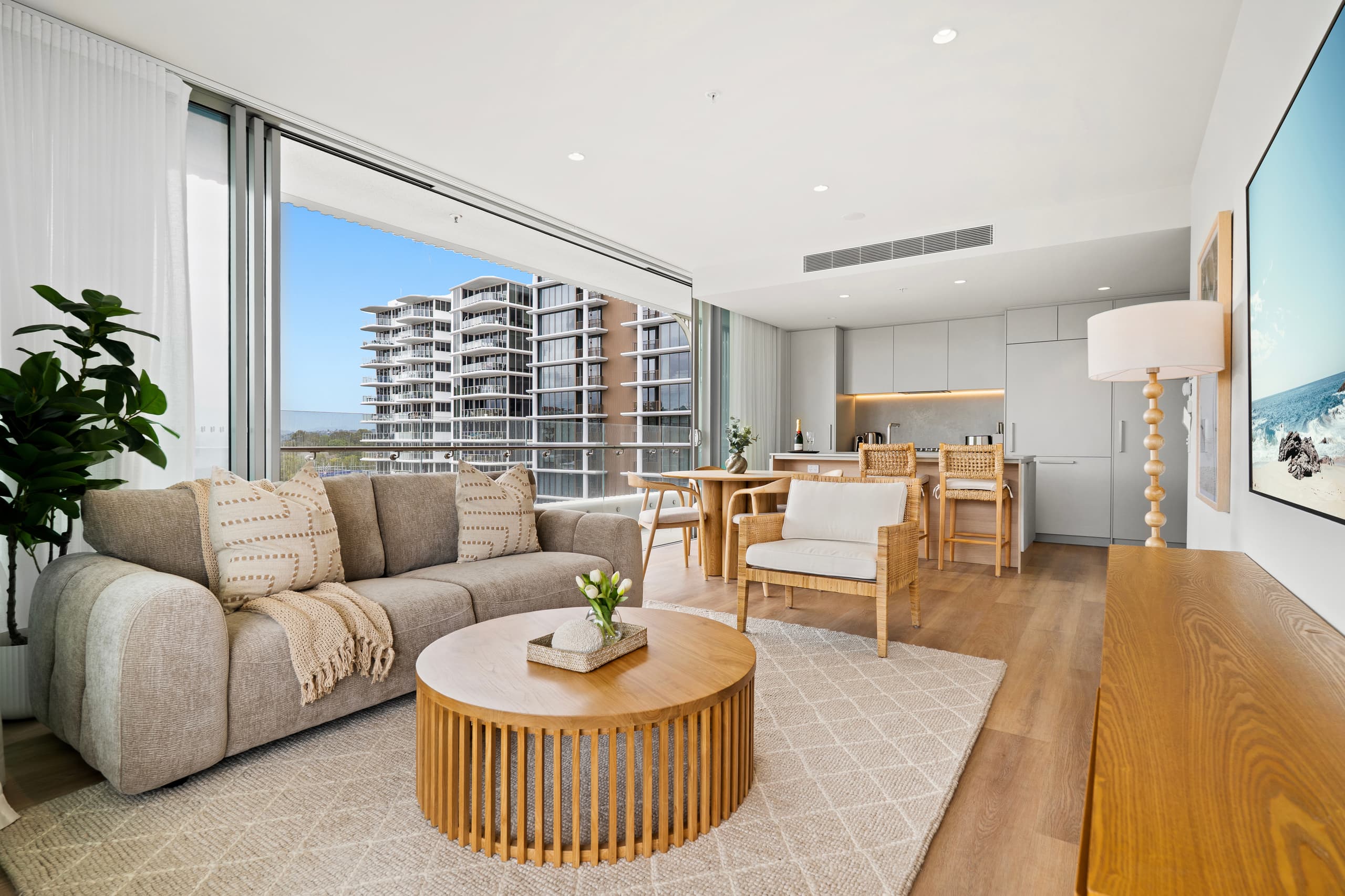 Kirra Ocean & Hinterland Views 2BR + Free Parking in Coolangatta
