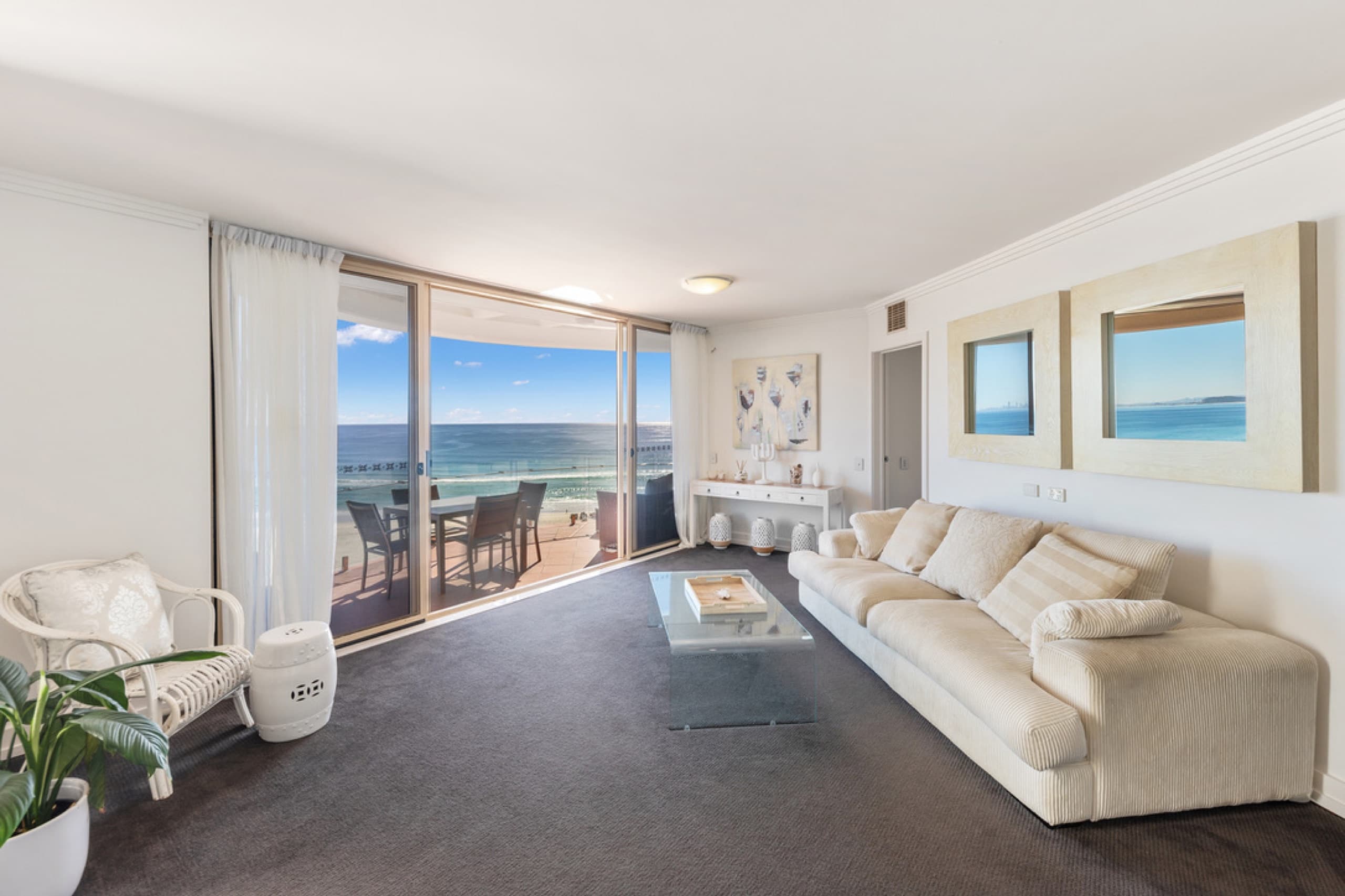 Kirra Penthouse, Stunning Views, 2BR Parking, Pool in Coolangatta