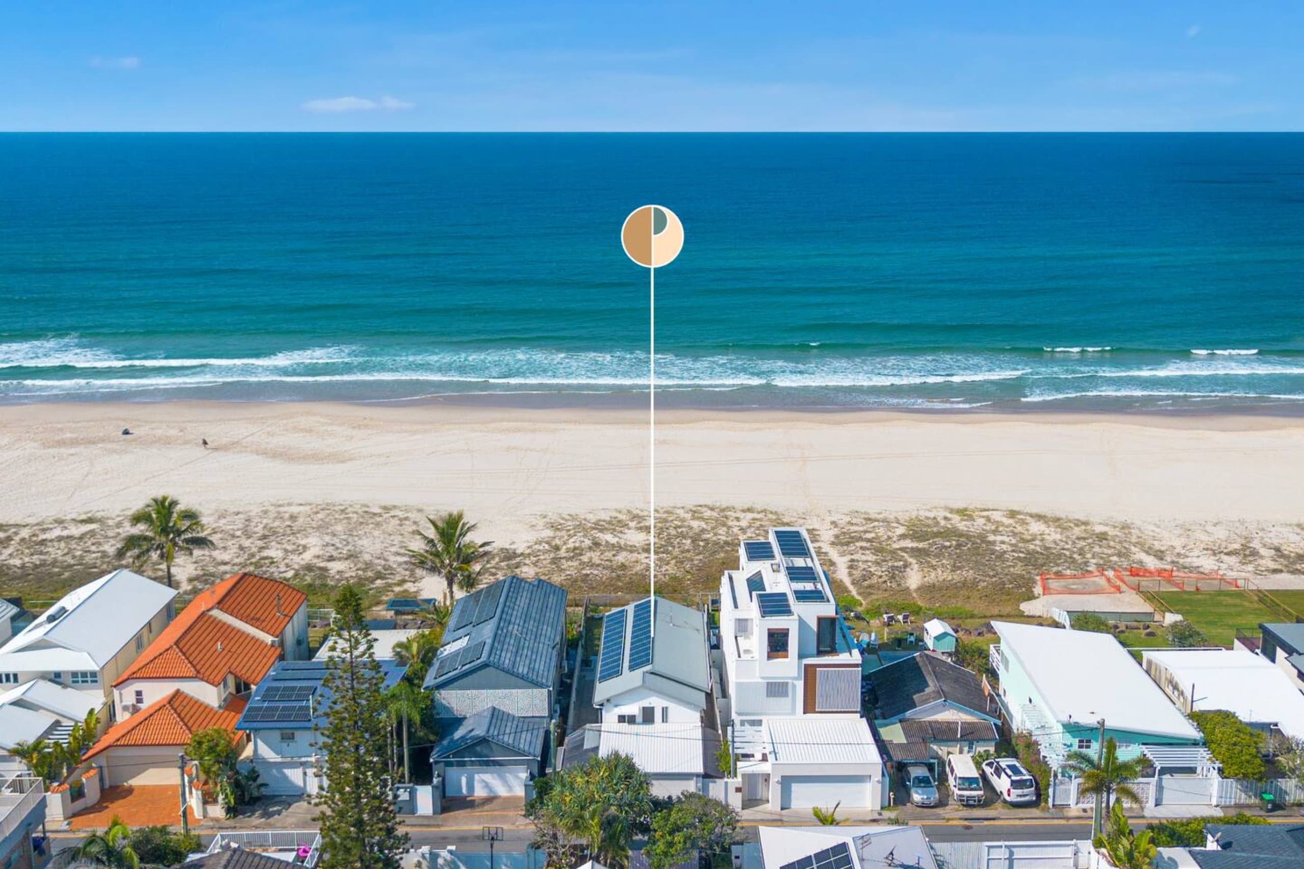 Absolute Beachfront | Sleeps 10 | 2 Secure Carparks in Palm Beach